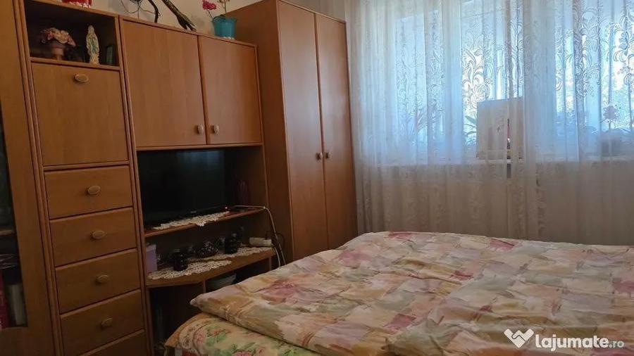 Apartament cu 3 camere decomandat în Minerul