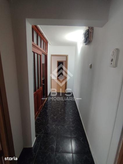 Apartament cu 3 camere semidecomandat în Central