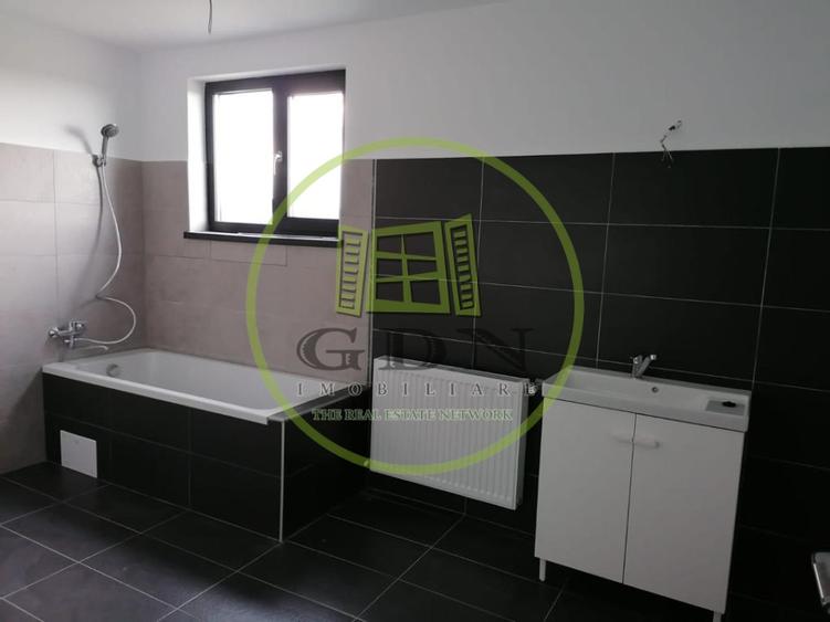Duplex cu 10 camere cu Canalizare în Preajba