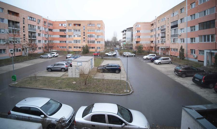 Apartament cu 3 camere decomandat în Drumul Taberei