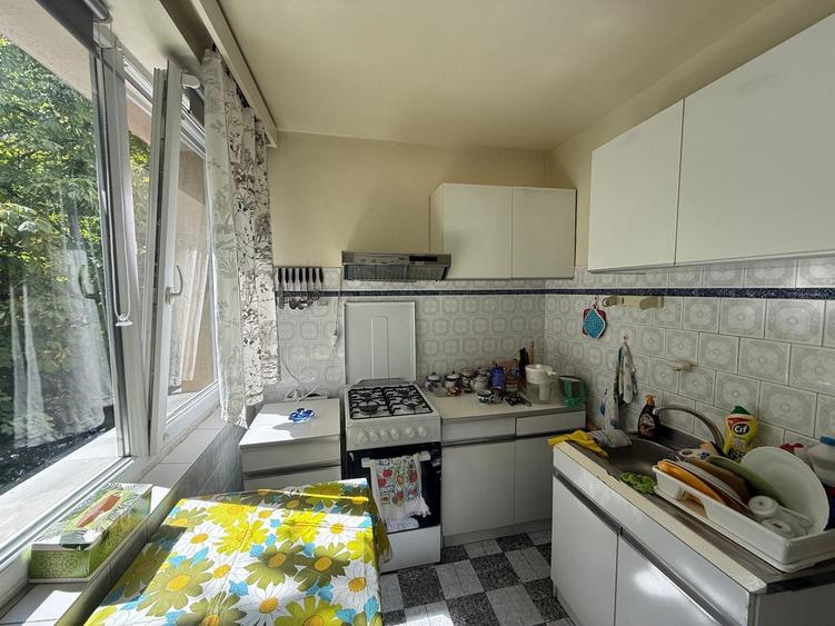 Apartament cu 3 camere semidecomandat, mobilat în Iancului
