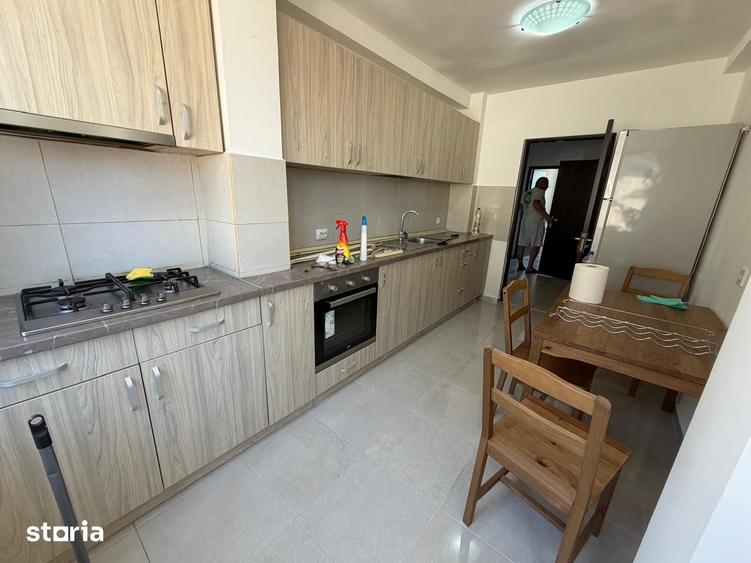 Apartament cu 3 camere decomandat în Titan