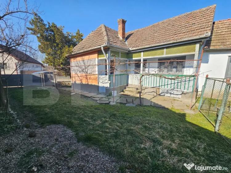 Casa din caramida, 4 camere, ?ura ?i curte mare S - 1