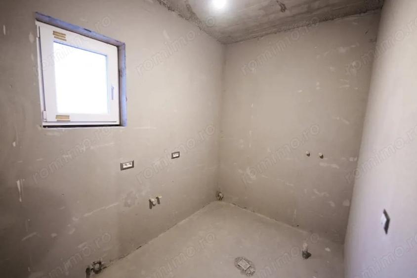 Casă cu 8 camere cu Teren 265 Mp în Romanești