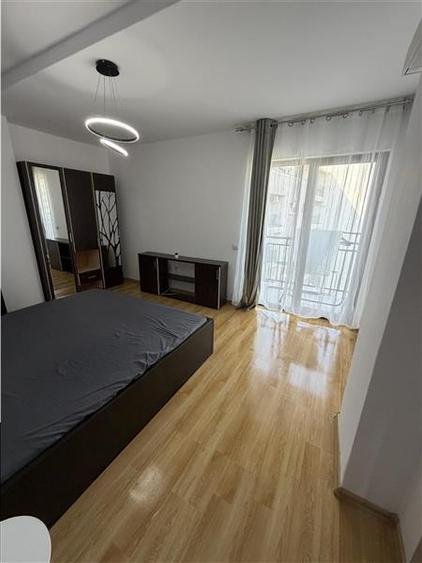 Apartament cu 3 camere semidecomandat, mobilat în Central