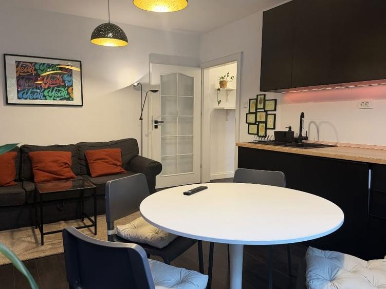 Apartament cu 3 camere semidecomandat, mobilat în Central