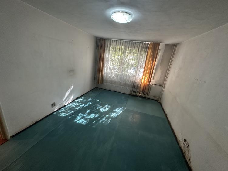Apartament cu 3 camere semidecomandat în Berceni