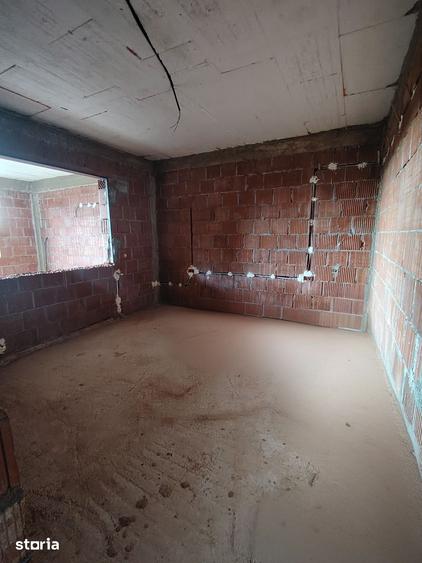 Casă cu 5 camere cu Teren 1600 Mp în Central