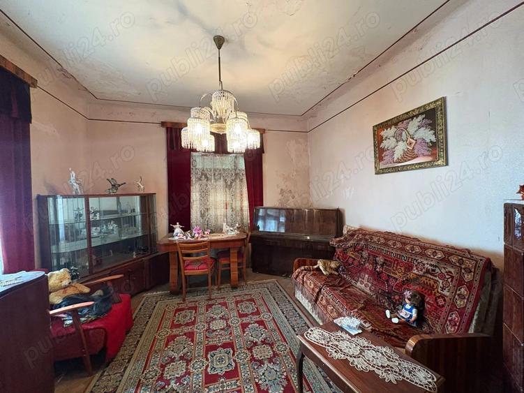 Casă cu 5 camere cu Teren 382 Mp în Republicii