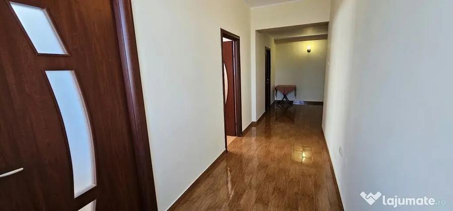 Apartament cu 5 camere decomandat în Micro 20