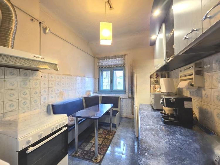 Apartament cu 5 camere decomandat în P-ța Universității