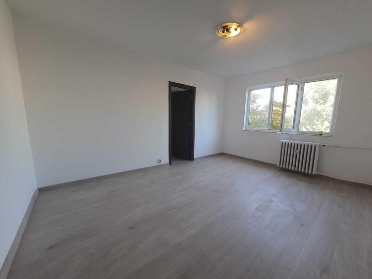 Apartament cu 3 camere semidecomandat în Tomis Nord