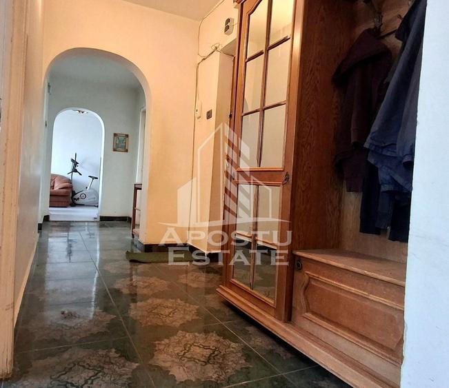 Apartament cu 4 camere semidecomandat, mobilat în Micălaca