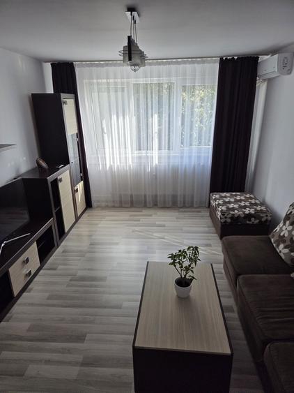 Apartament cu 3 camere decomandat în Titan