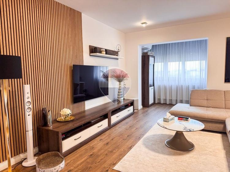 Apartament cu 4 camere decomandat în Periferie