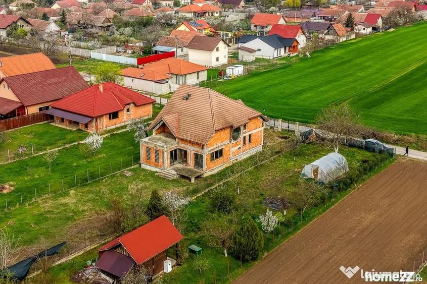 Casă cu 6 camere cu Teren 831 Mp în Zimandcuz