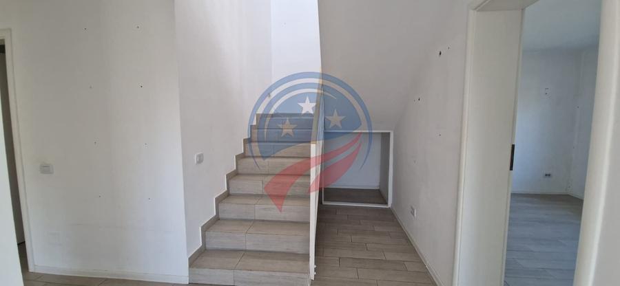 Casă individuală cu 5 camere cu Canalizare în Exterior Sud