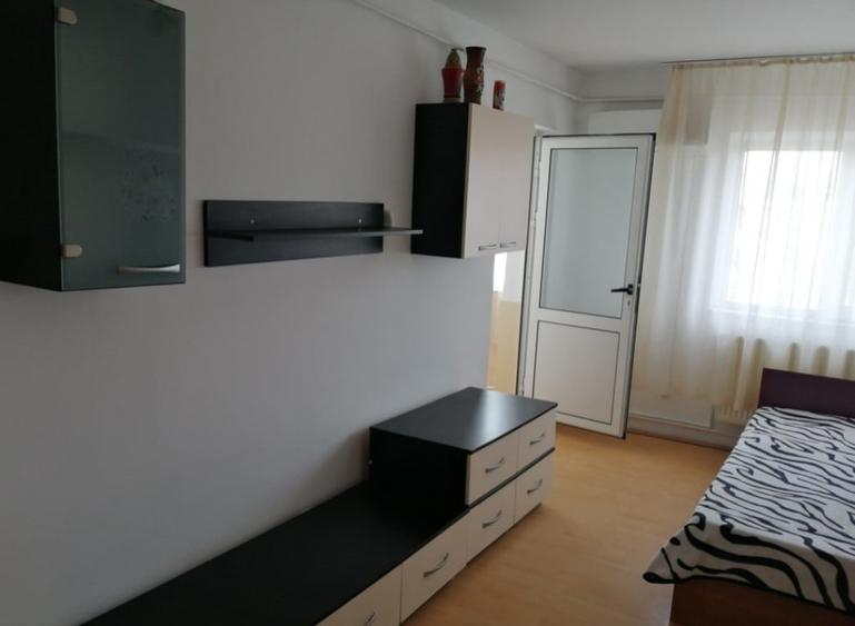 Apartament cu 3 camere decomandat, mobilat în Dacia