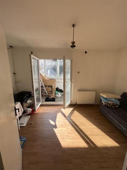 Apartament cu 3 camere semidecomandat în Calea București