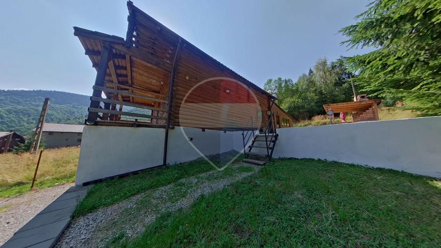 Casă individuală cu 7 camere cu Teren 577 Mp în Suseni