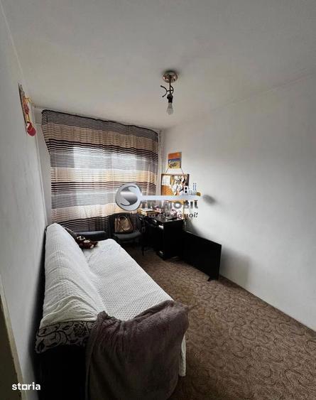 Apartament cu 3 camere semidecomandat în Podu Roș