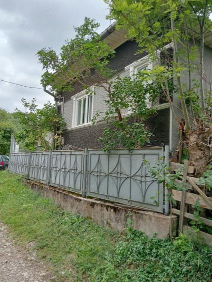Casă cu 5 camere cu Teren 1500 Mp în Călățele