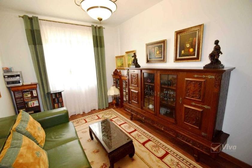 Casă individuală cu 7 camere cu Canalizare în Bucium