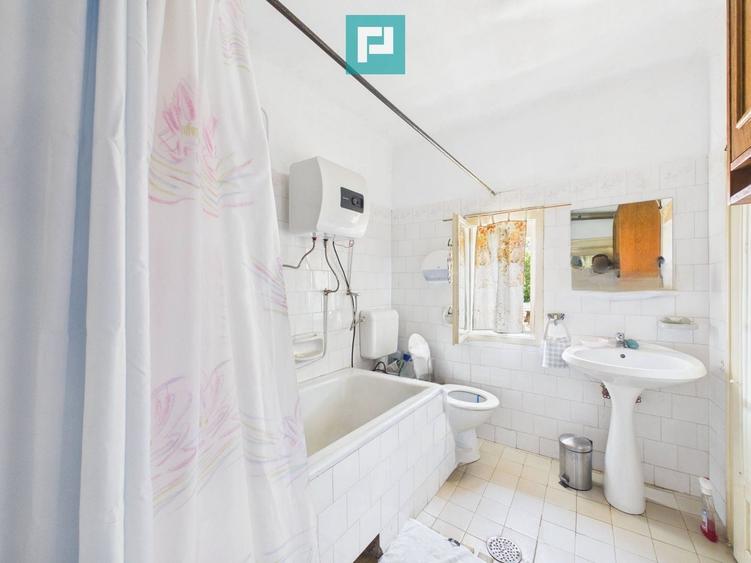 Casă individuală cu 7 camere cu Canalizare în Buteni