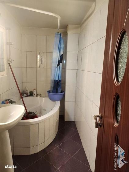 Apartament cu 3 camere decomandat în Drumul Sării