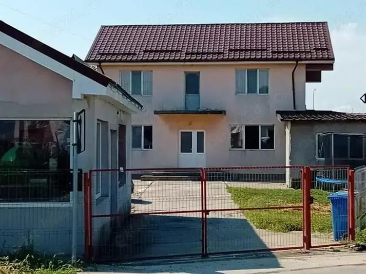Casă individuală cu 5 camere cu Canalizare în Ișalnița