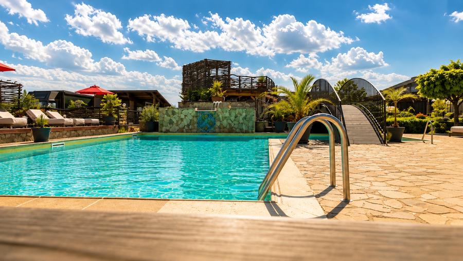 Casă individuală cu 7 camere cu Piscina în Podu Oltului