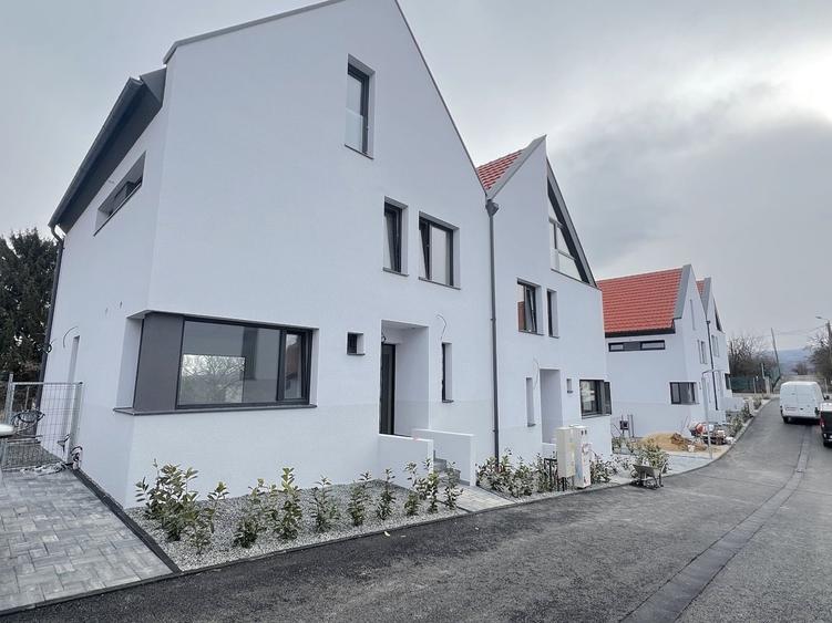 Duplex cu 5 camere cu Canalizare în Bună Ziua