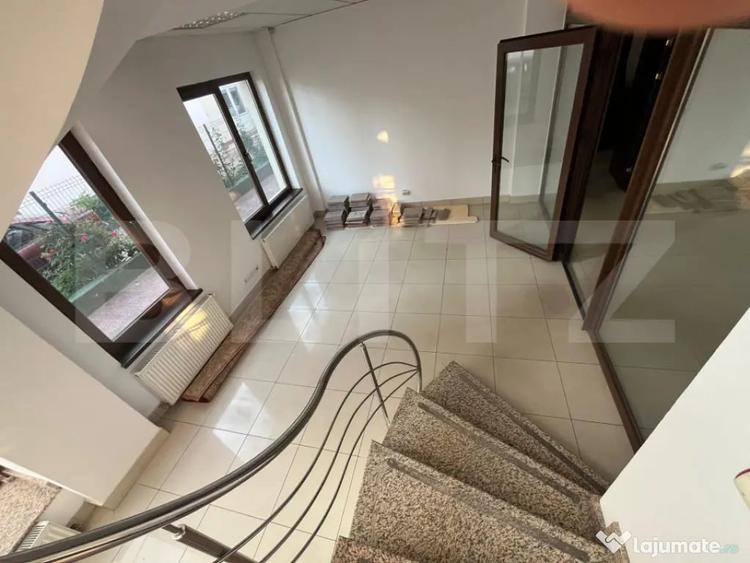 Spațiu comercial, de 586 mp, în Micro 11