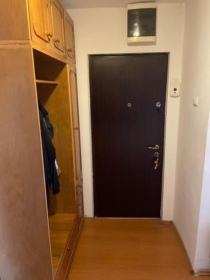 Apartament cu 4 camere decomandat, mobilat în Est