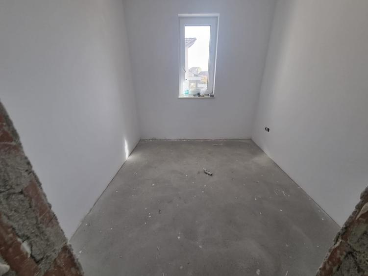 Casă individuală cu 6 camere cu Teren 350 Mp în Cetate