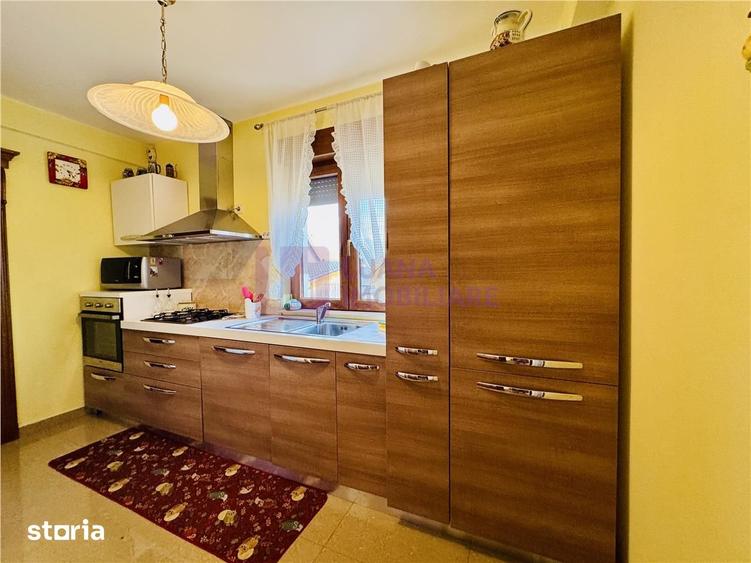 Casă cu 5 camere cu Teren 830 Mp în Roșia