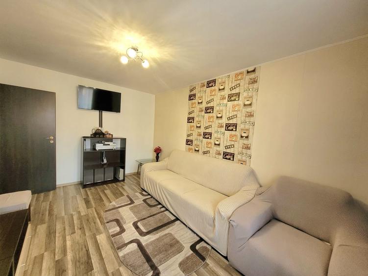 Apartament cu 3 camere decomandat în Florilor