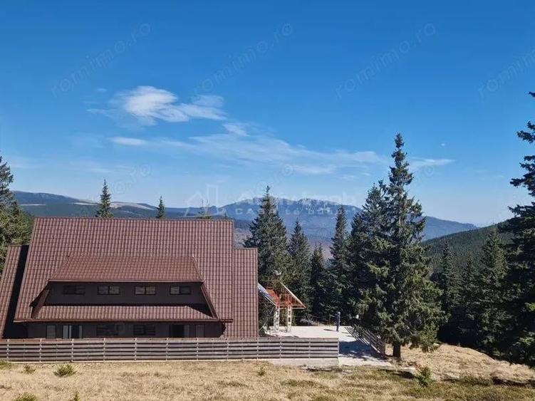 Casă cu 12 camere cu Teren 1000 Mp în Români