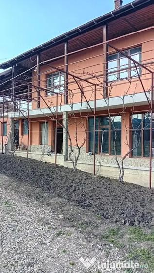 Casă cu 4 camere în Central