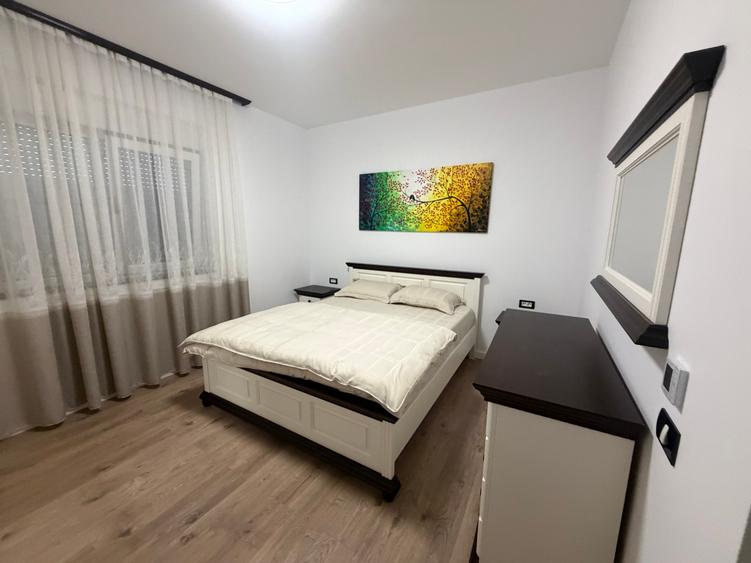 Casă individuală cu 7 camere cu Canalizare în Aradului