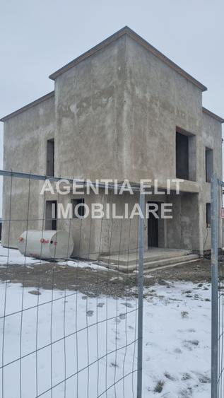 Casă individuală cu 6 camere cu Teren 450 Mp în Central