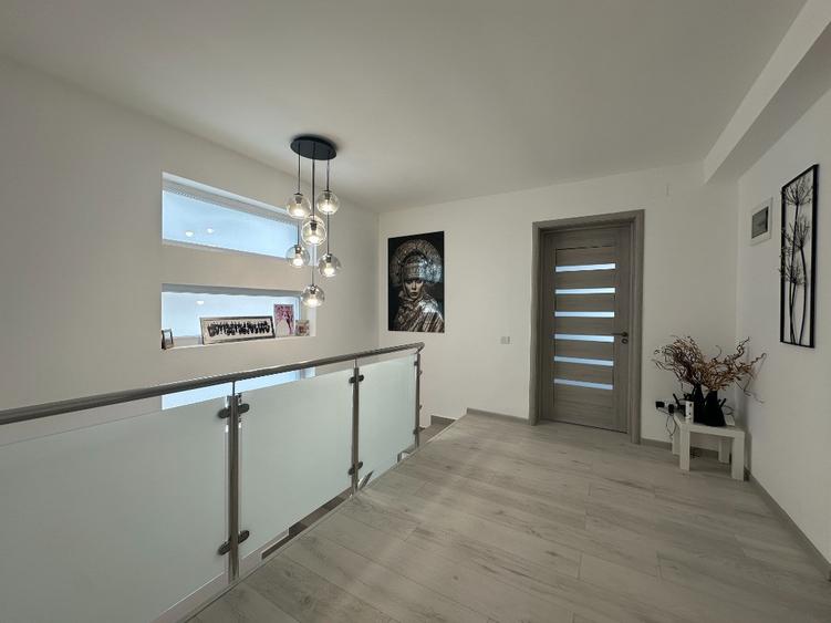Casă cu 5 camere cu Teren 600 Mp în Strejnicu