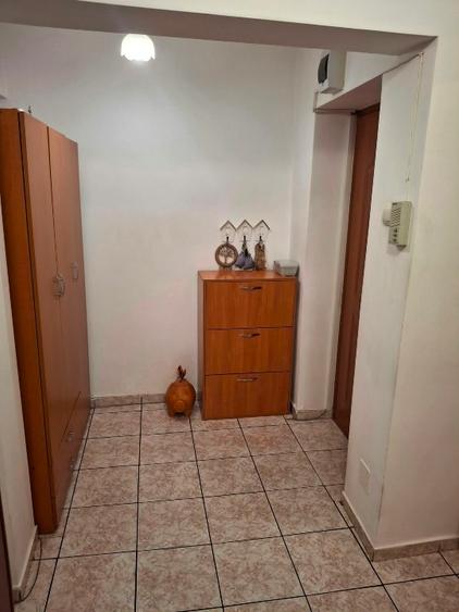 Apartament cu 3 camere decomandat în Nicolina
