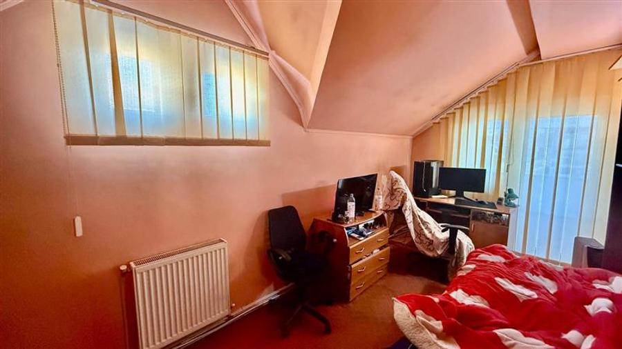 Casă cu 8 camere cu Teren 250 Mp în Păcurari