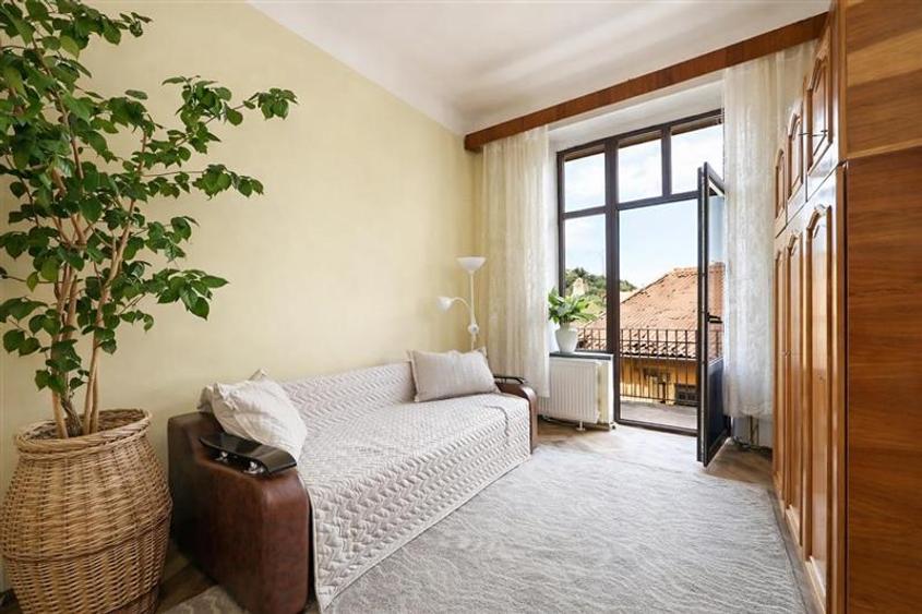 Apartament cu 6 camere semidecomandat în Centrul Istoric