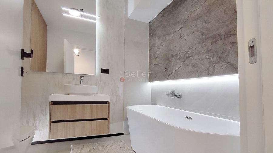 Apartament cu 3 camere semidecomandat, mobilat în Brașovul Vechi