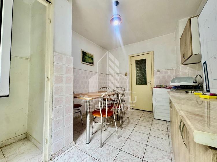 Apartament cu 4 camere decomandat, mobilat în Dâmbovița