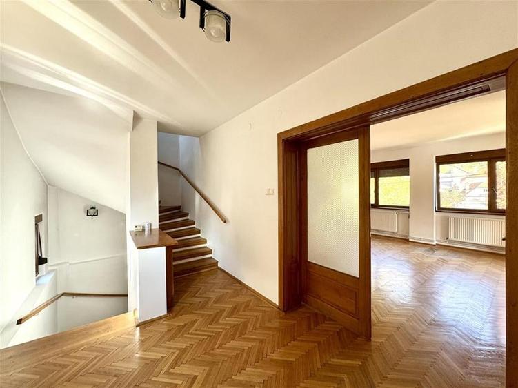 Casă individuală cu 7 camere cu Teren 382 Mp în Ultracentral