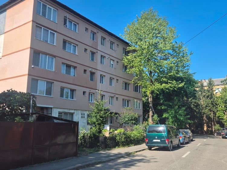 Apartament cu 2 camere semidecomandat, mobilat în Vest