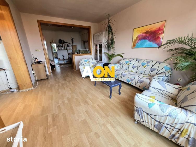 Apartament cu 4 camere decomandat în Cetate
